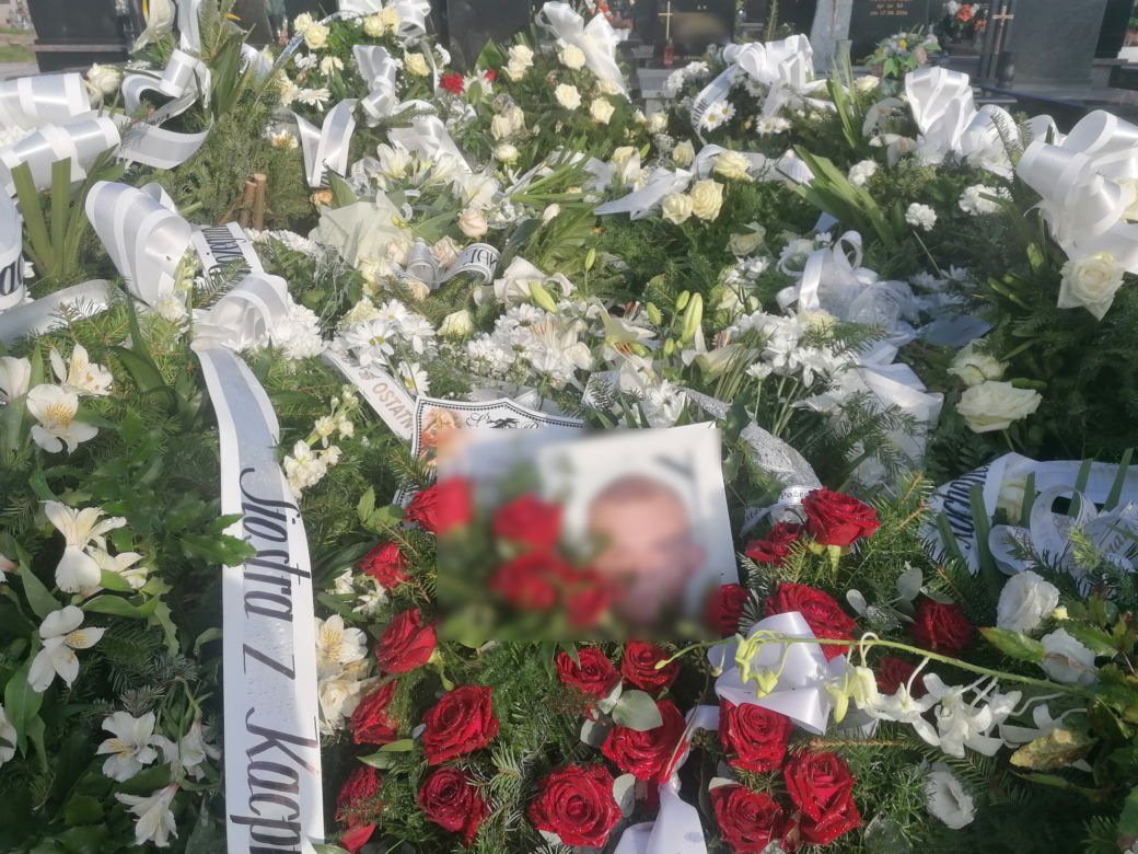 Morze białych róż na grobie 19-letniego Jakuba