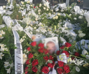 Morze białych róż na grobie 19-letniego Jakuba