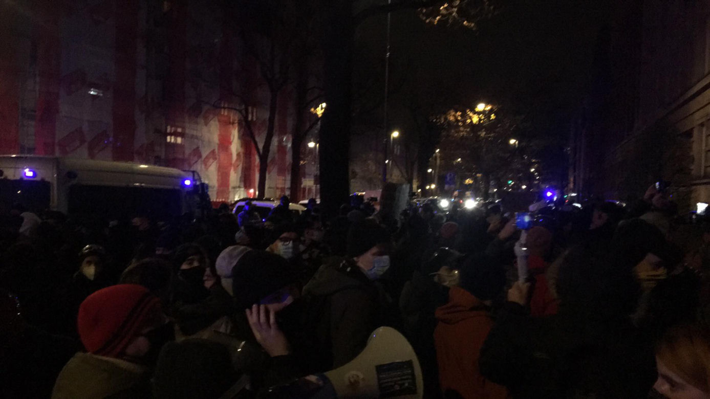 Strajk kobiet 23.11.2020. Kobiety przykuły się do bramy Ministerstwa Edukacji Narodowej