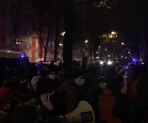 Strajk kobiet 23.11.2020. Kobiety przykuły się do bramy Ministerstwa Edukacji Narodowej