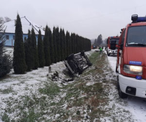 Poranny wypadek w Niegłowicach po Jasłem. Samochód wjechał do rowu i dachował