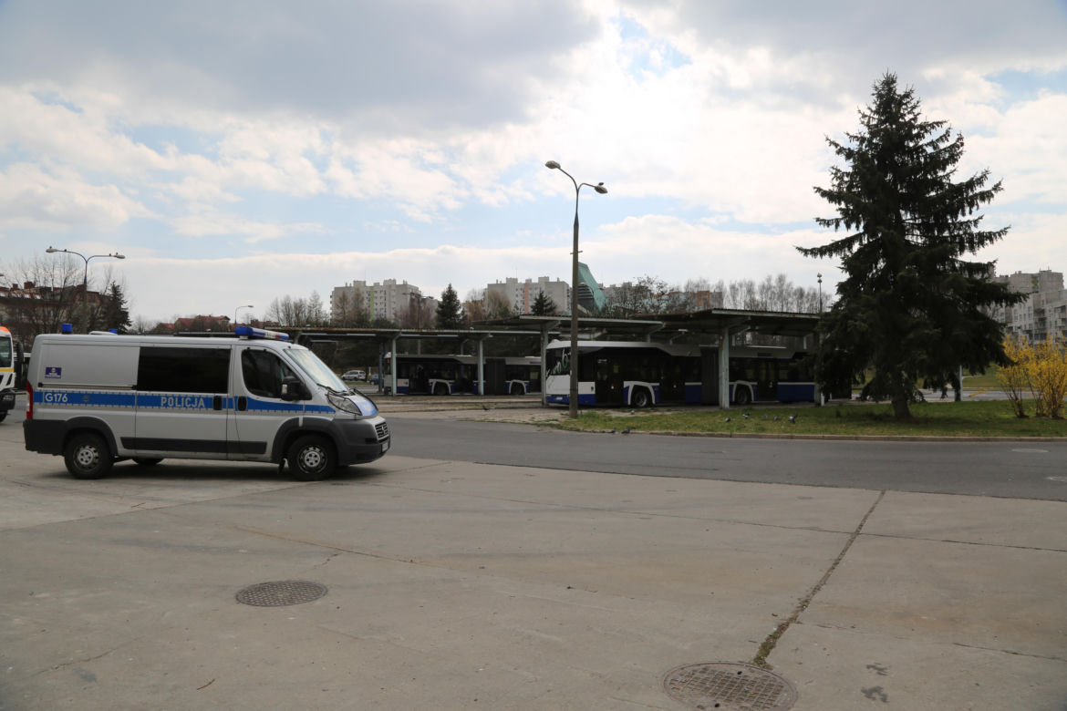Policja i wojsko upominają i karają mieszkańców Krakowa