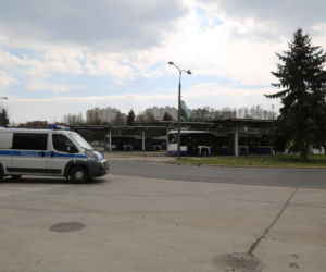 Policja i wojsko upominają i karają mieszkańców Krakowa