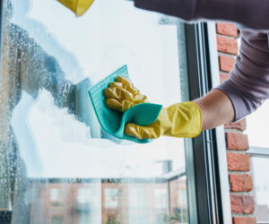 Wiosenne porządki. Ile zapłacimy za usługę mycia okien wiosną 2026 roku?