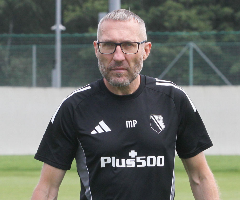 Trener Marek Papszun w czarnym stroju treningowym Legii. O jego ocenach debiutantów przeczytasz na SE Supersport.