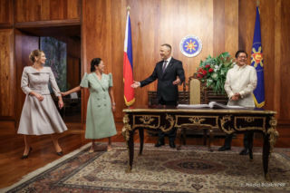 Marta Nawrocka na Filipinach. Ekspertka ocenia kreacje pierwszej damy