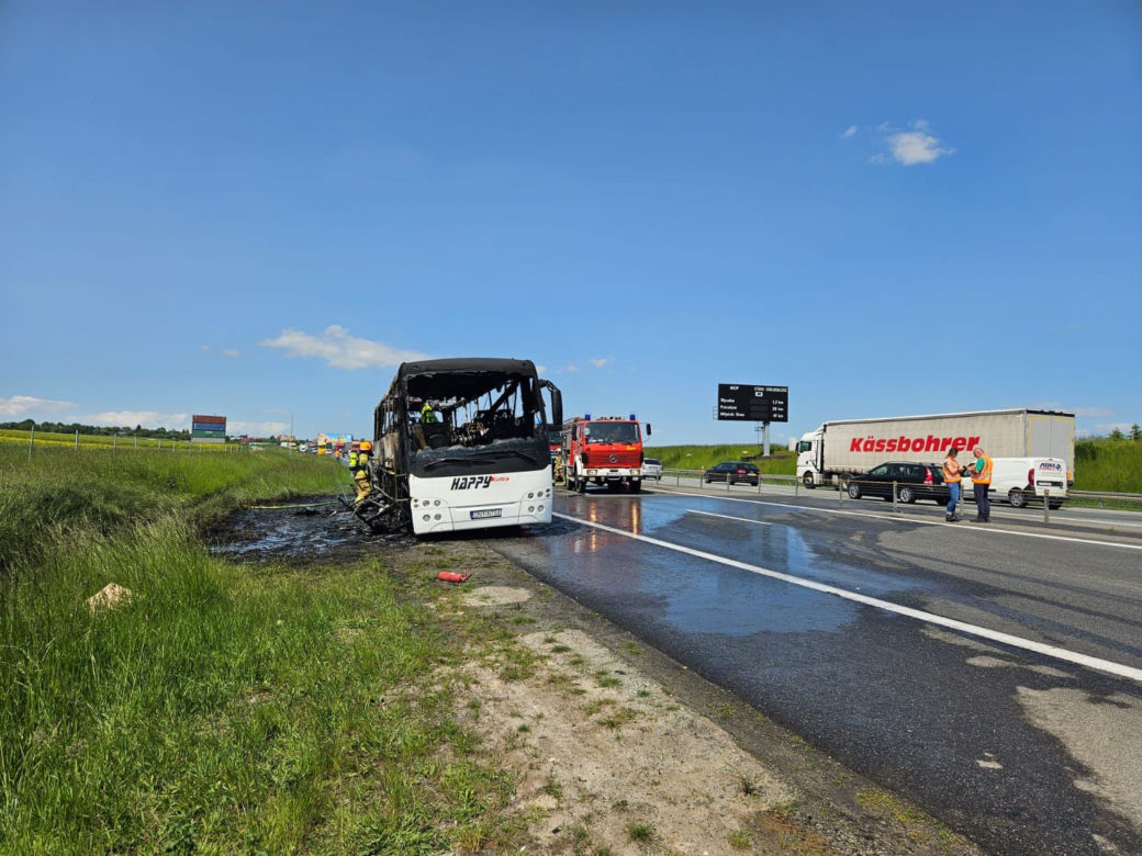 Pożar autokaru z wycieczką szkolną na A4. Cztery osoby trafiły do szpitala 