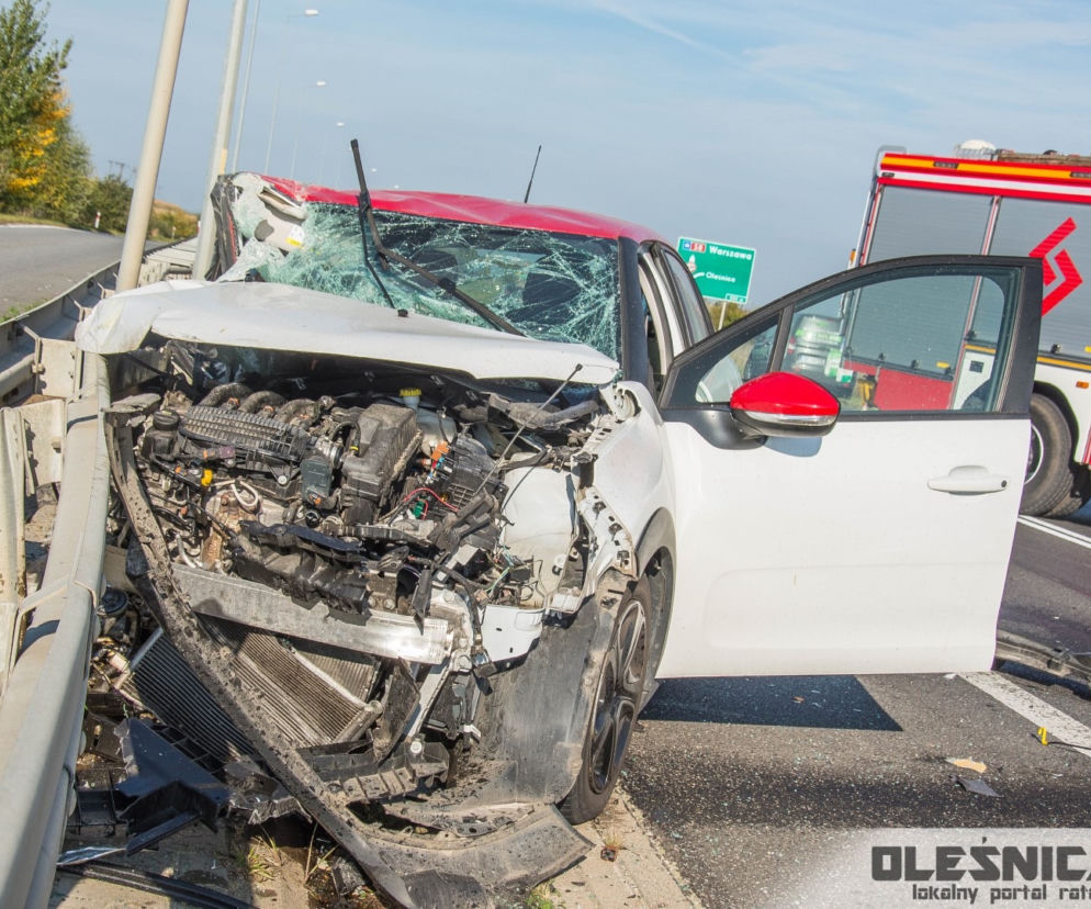Citroen zderzył się czołowo z wywrotką. Groźny wypadek pod Oleśnicą