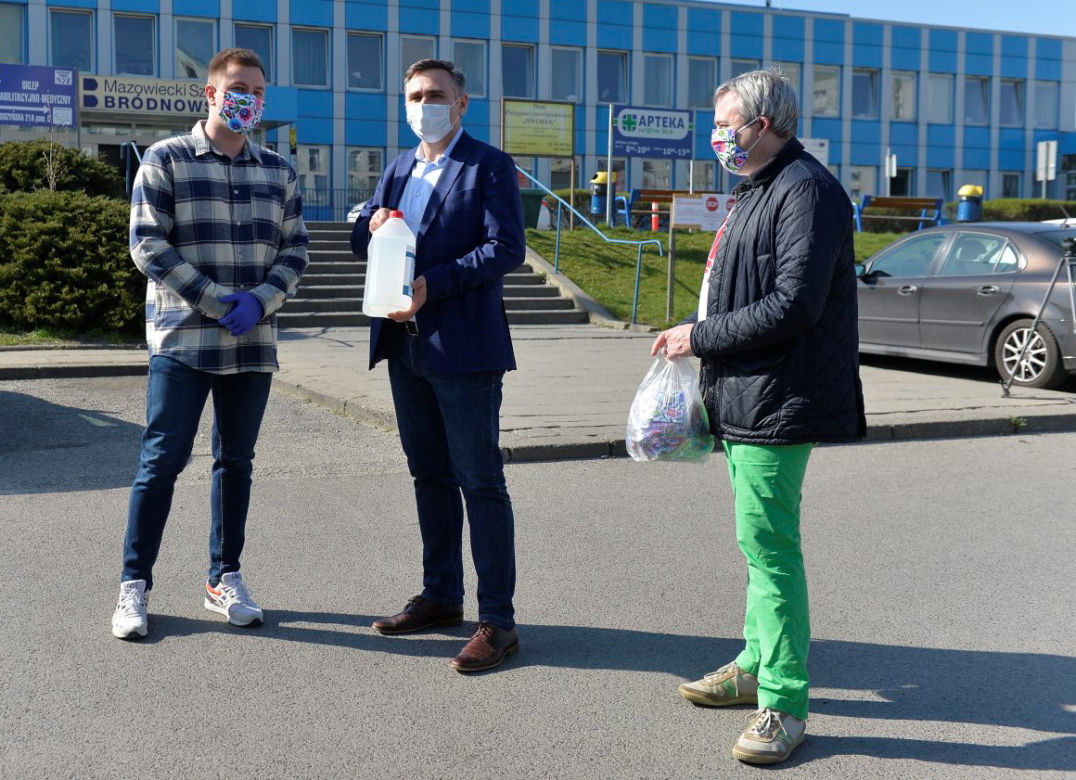 Przekazali sprzęt ochronny wart 100 tys. zł. szpitalowi Bródnowskiemu. 