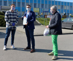 Przekazali sprzęt ochronny wart 100 tys. zł. szpitalowi Bródnowskiemu. 