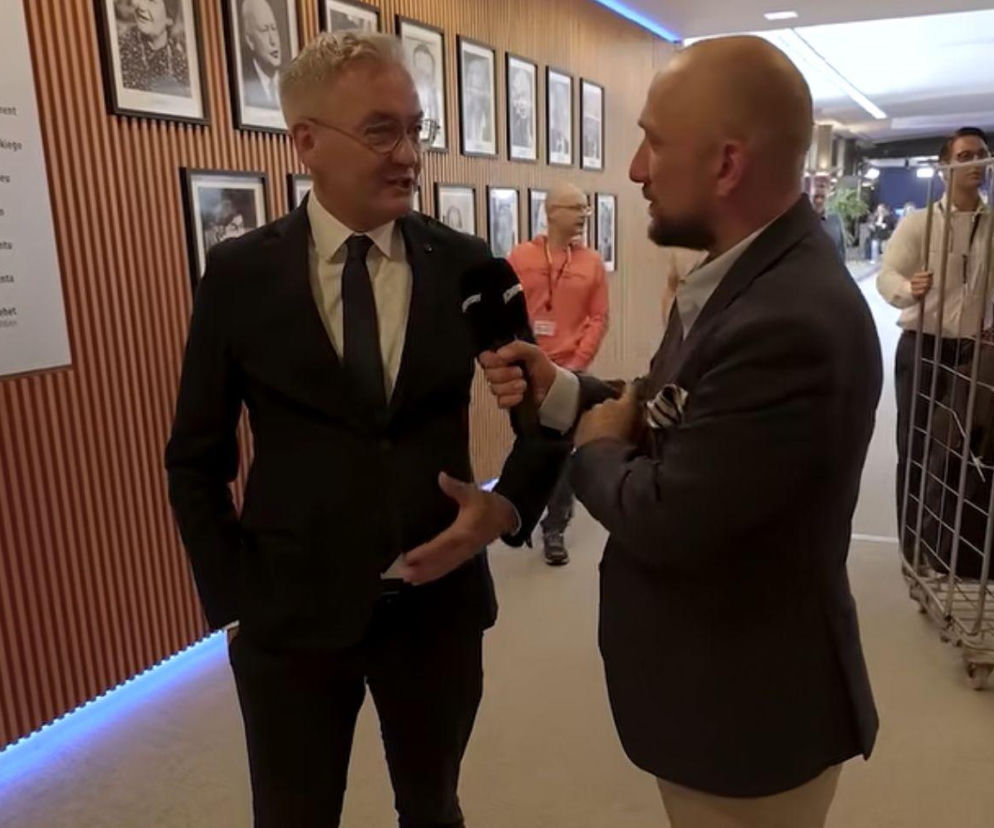 Adam Feder rozmawia z Robertem Biedroniem w Parlamencie Europejskim. O pracy europosłów przeczytasz na Mediateka.