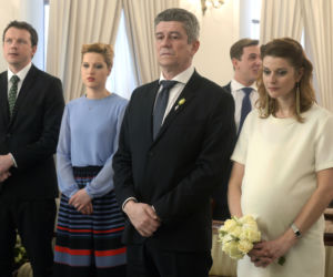 O mnie się nie martw 2 sezon odc. 9. Wiktor Zarzycki (Andrzej Zieliński), Beata Walicka (Marta Ścisłowicz), Asia (Aleksandra Domańska), Adam (Lesław Żurek)