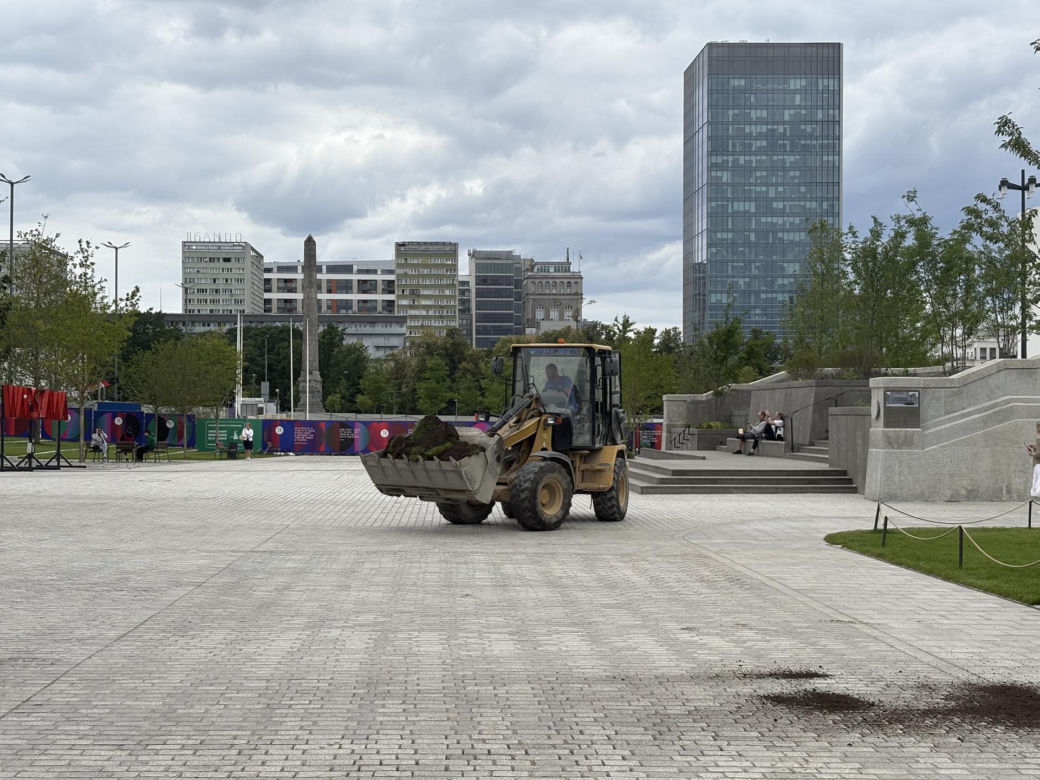 Absurd roku w Warszawie. Zrywają zieleń na nowym pl. Centralnym. Zamiast niej będzie beton