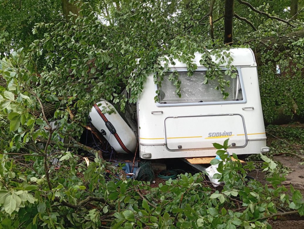 O krok od tragedii nad lubuskim jeziorem. Drzewo spadło na przyczepę campingową. Cud!