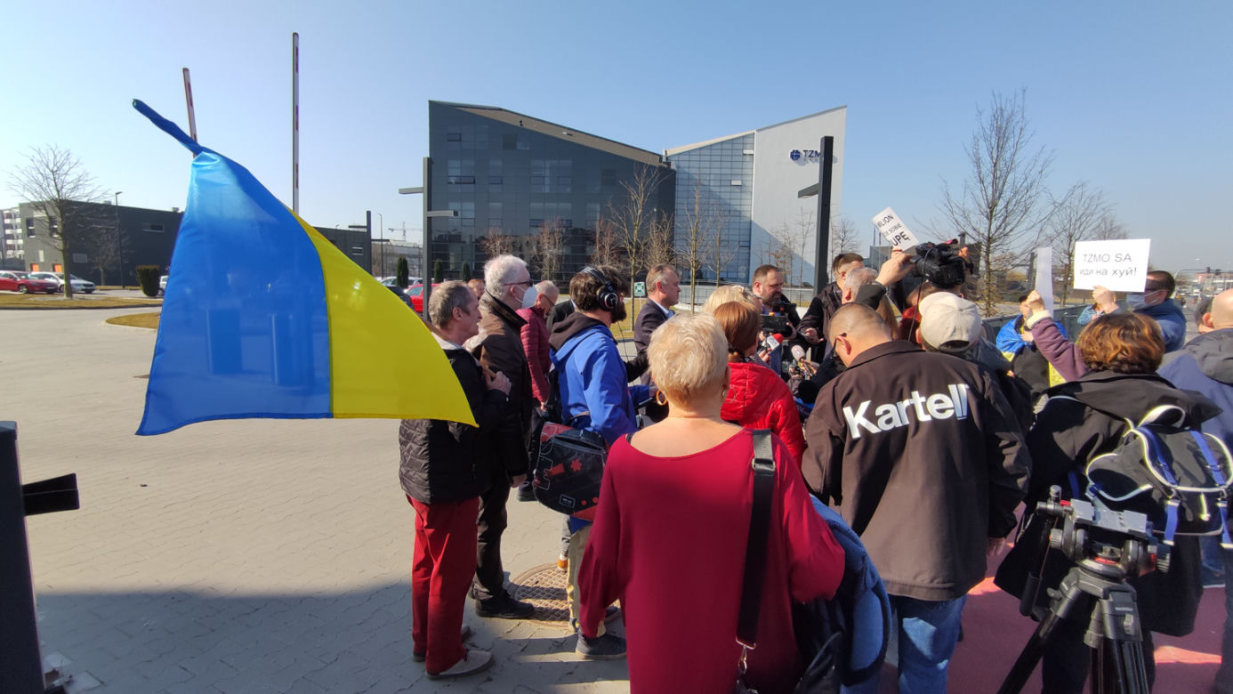Protest pod siedzibą TZMO. Co dalej z Toruńskimi Zakładami Materiałów Opatrunkowych w Rosji?
