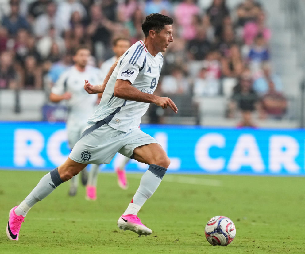 Robert Lewandowski w białym stroju biegnie z piłką podczas meczu Chicago Fire. O krytyce Polaka przeczytasz na SE Supersport.