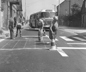Malowanie znaków poziomych na jezdni. 1973 rok