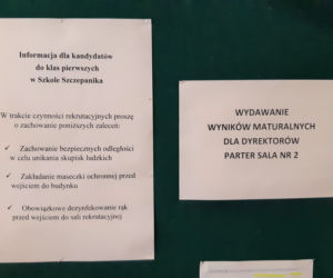 Maturzyści odbierają świadectwa