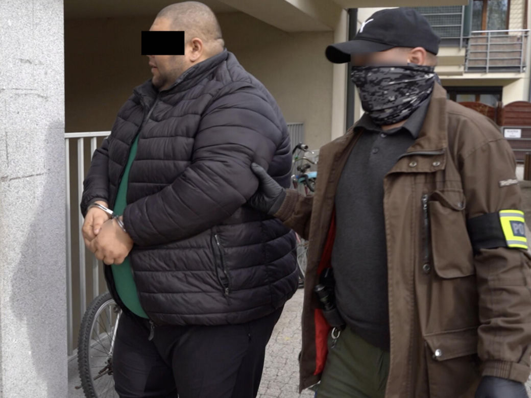 Werbowali do pracy, zmuszali do prostytucji. Policja rozbiła gang handlujący ludźmi