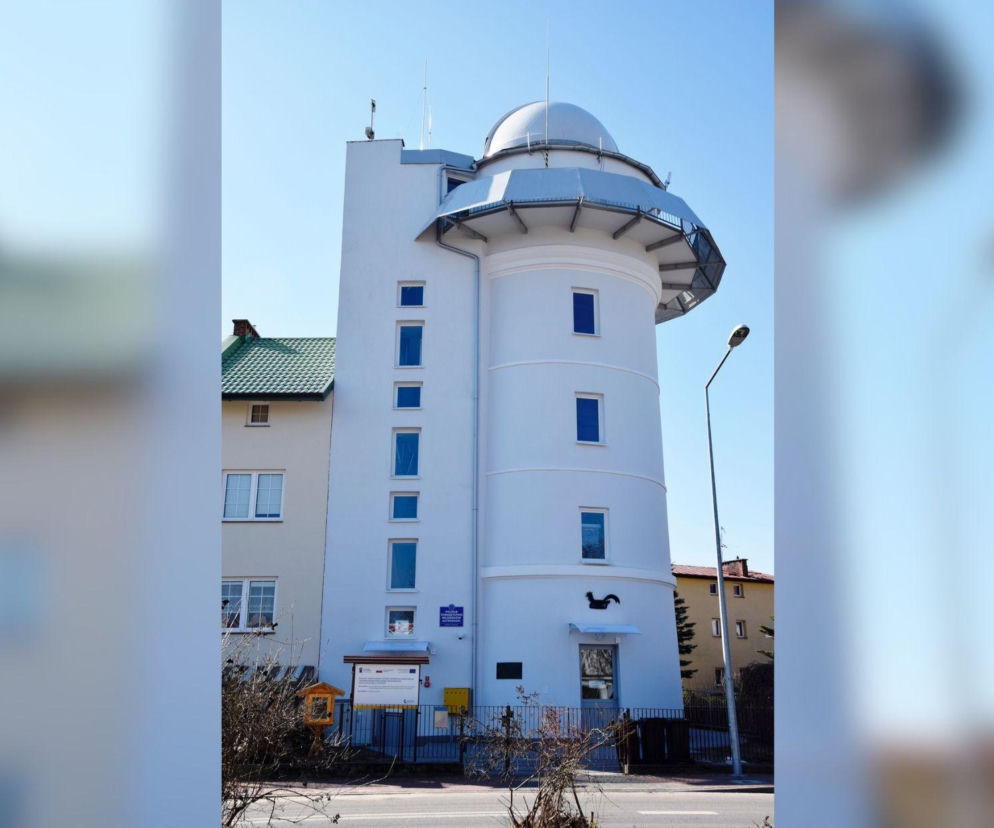 Biały budynek obserwatorium w Puławach z kopułą na szczycie. O remoncie dawnej wieży przeczytasz na Radioplus.