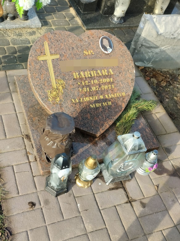 Grób 19-letniej Basi ze Świętochłowic. Kobieta została potrącona przez autobus w Katowicach