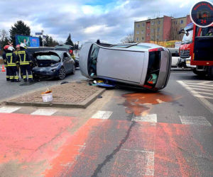 Fatalny wypadek w Pruszkowie. BMW roztrzaskane, ford na boku