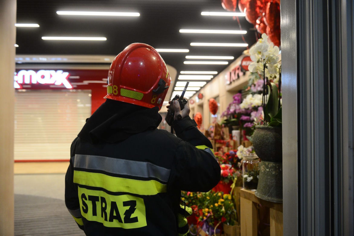Alarm bombowy w centrum handlowym Promenada 