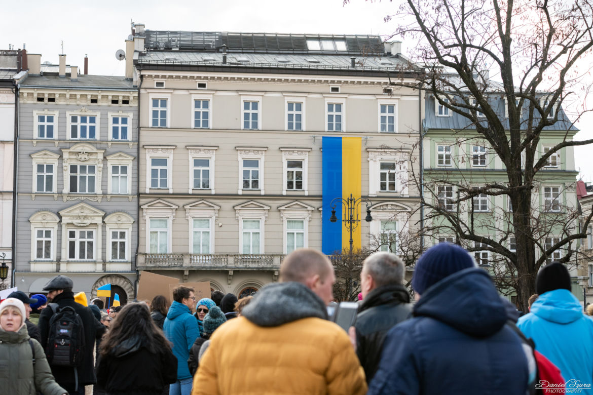 Kraków solidarny z Ukrainą! Wielka manifestacja na Rynku Głównym [ZDJĘCIA]