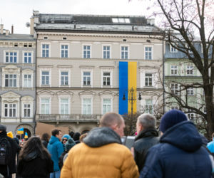 Kraków solidarny z Ukrainą! Wielka manifestacja na Rynku Głównym [ZDJĘCIA]