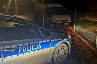 40-latek z 4 promilami wjechał w płot w Rudach. Mężczyzna był tak pijany, że nie mógł wyjść z auta