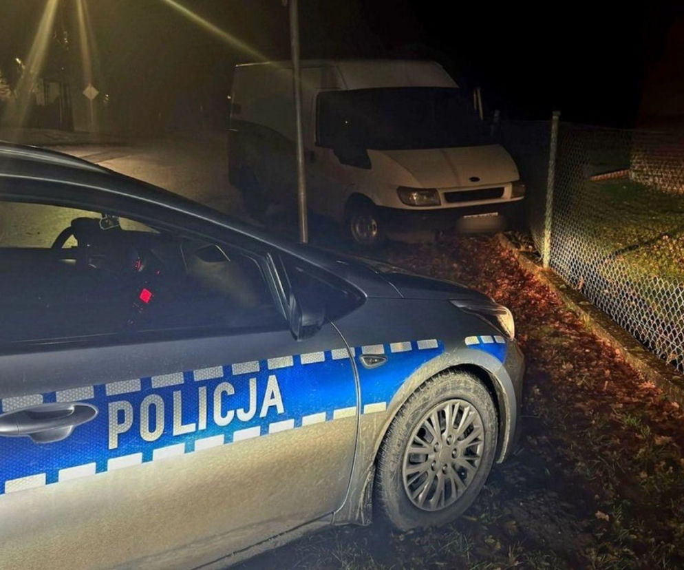 40-latek z 4 promilami wjechał w płot w Rudach. Mężczyzna był tak pijany, że nie mógł wyjść z auta