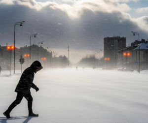 Zaczęło się! W całej Polsce wydano ostrzeżenia i alerty RCB. Zacznie się już 31 grudnia z samego rana. Będzie sypać tak, że nie będzie widać świata