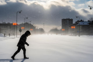 Zaczęło się! W całej Polsce wydano ostrzeżenia i alerty RCB. Zacznie się już 31 grudnia z samego rana. Będzie sypać tak, że nie będzie widać świata
