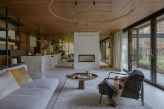 To wnętrze wygląda jak luksusowy jacht! Nikt nie spodziewał się tego w środku lasu