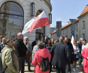 Niezależny prezydent II RP. Tajemnicza manifestacja na Krakowskim Przedmieściu [ZDJĘCIA] 