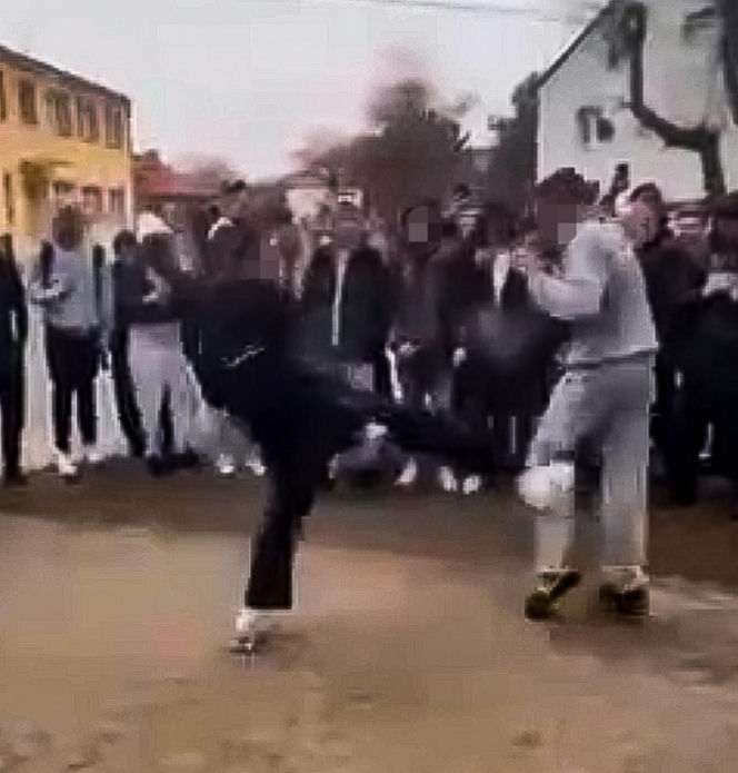 Uczniowie urządzili sobie „ustawkę” pod szkołą! Bójka na oczach tłumu. Nagrania trafiły do sieci