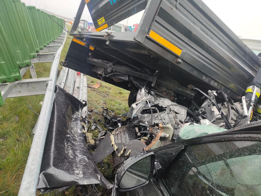 BMW rozbite w wypadku na A1! 39-latek huknął w dwa pojazdy obsługi autostrady [ZDJĘCIA]