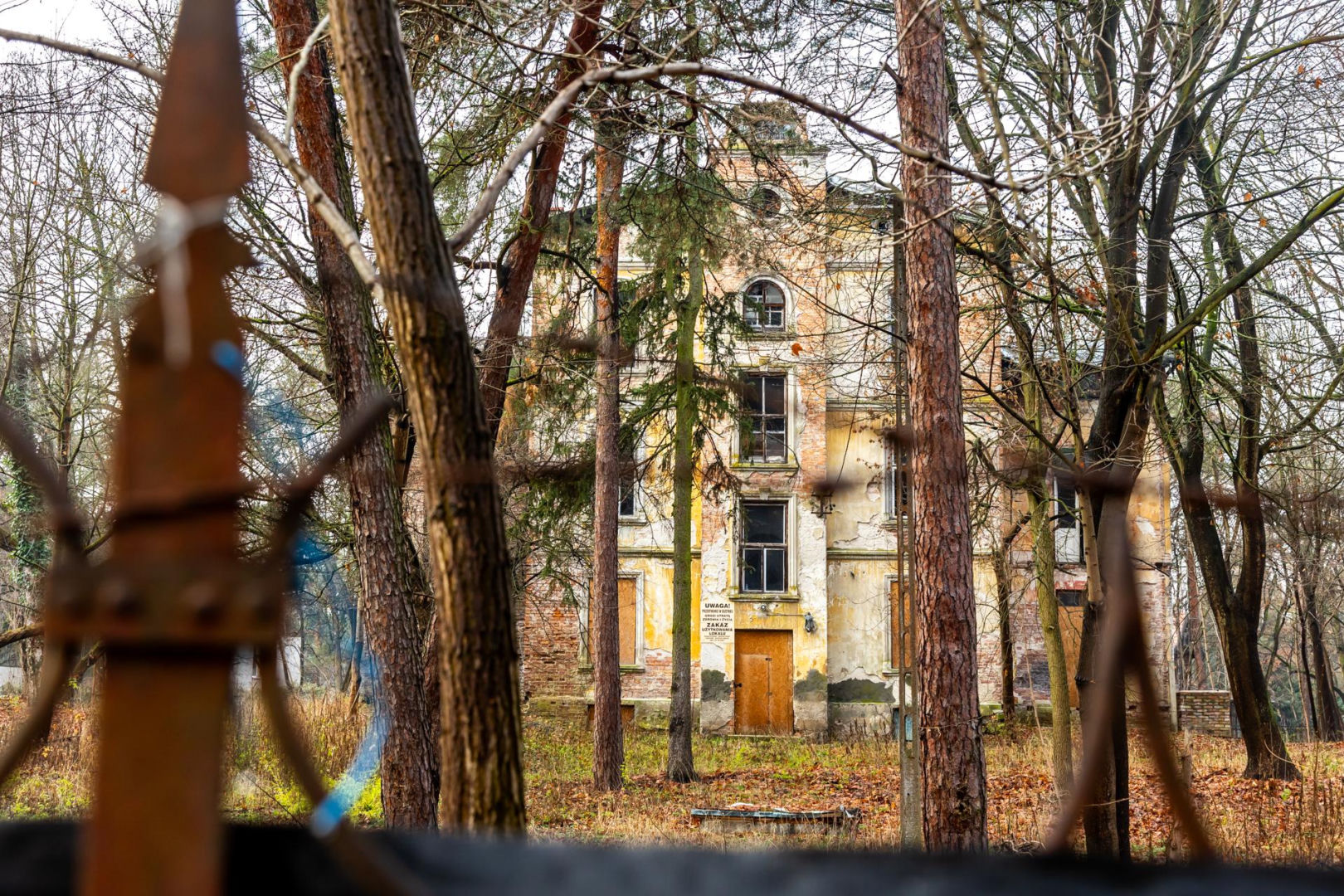 Opuszczona willa w Konstancinie