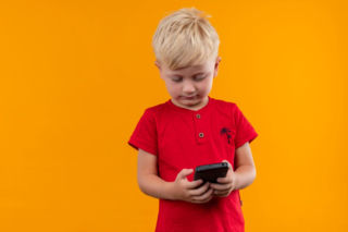 Naukowcy biją na alarm: ekrany zmieniają mózg maluchów. Skutki widać po latach