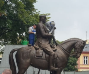 Trwa montaż pomnika marszałka Piłsudskiego