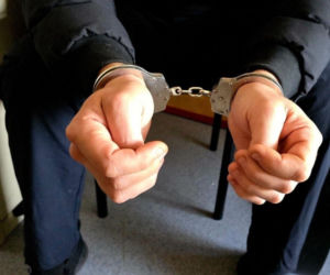 Bezwzględny atak na 85-latkę w Katowicach. Złapał ją za szyję i okradł ją we własnym domu