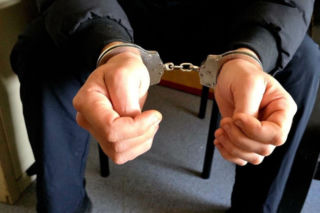 Bezwzględny atak na 85-latkę w Katowicach. Złapał ją za szyję i okradł ją we własnym domu