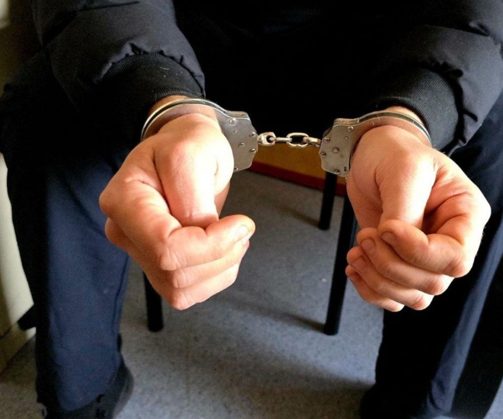 Bezwzględny atak na 85-latkę w Katowicach. Złapał ją za szyję i okradł ją we własnym domu