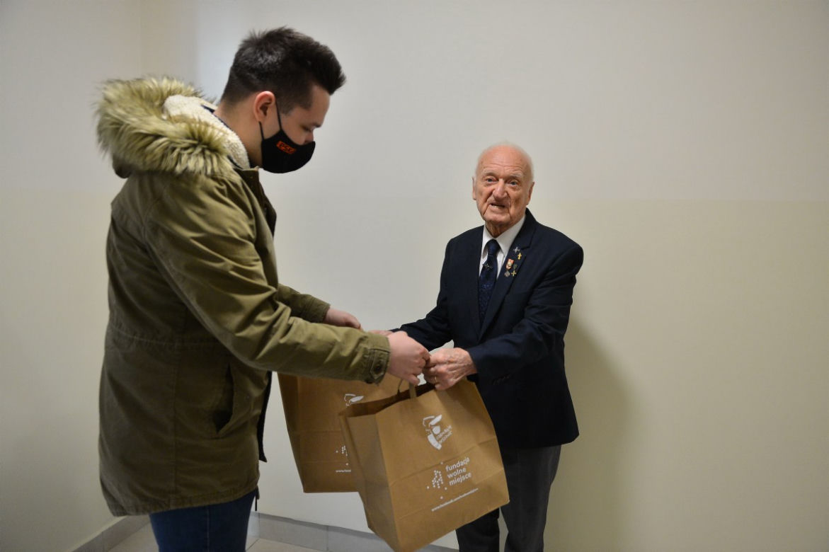 Wolontariusze "Super Expressu" rozdali prezenty warszawiakom na Wielkanoc