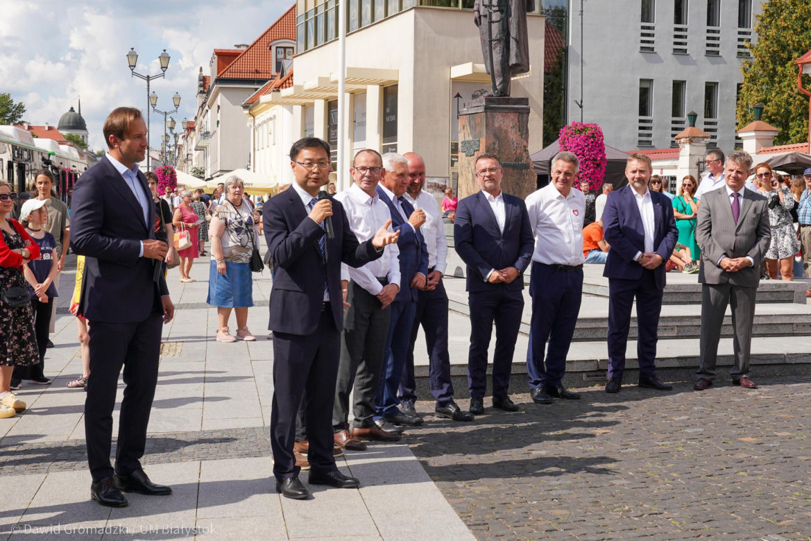 Zaprezentowano pierwsze 20 autobusów elektrycznych w Białymstoku. Od poniedziałku pojawią się na ulicach miasta [ZDJĘCIA]