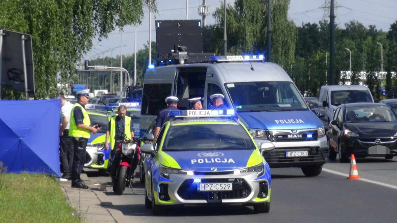 Śmiertelny wypadek na Białołęce. Wyleciał z pojazdu i uderzył w znak drogowy. Motocyklista zginął na miejscu
