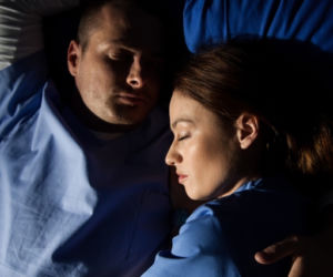 	Lekarze 3 sezon odcinek 8 (odc. 34). Alicja (Magdalena Różczka), Maks (Paweł Małaszyński)