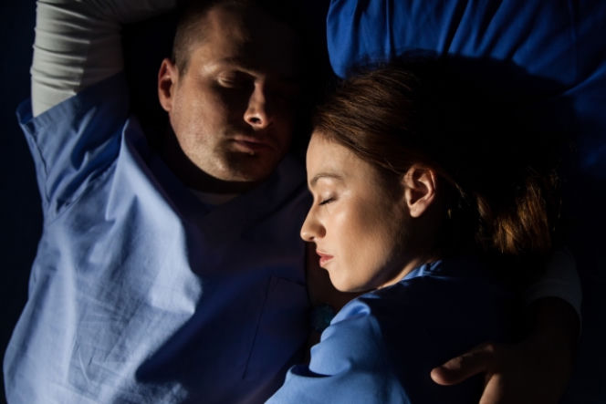 	Lekarze 3 sezon odcinek 8 (odc. 34). Alicja (Magdalena Różczka), Maks (Paweł Małaszyński)
