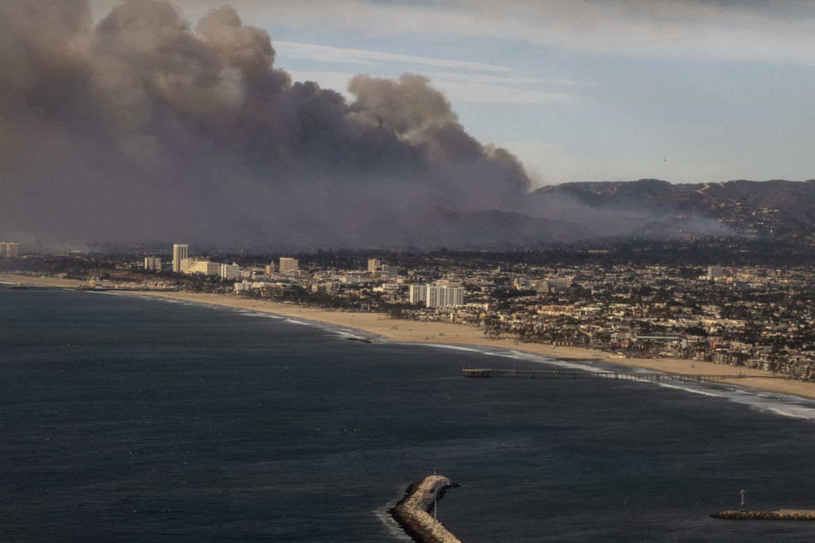 Wstrząsające zdjęcia z Los Angeles. Połacie spalonych domów