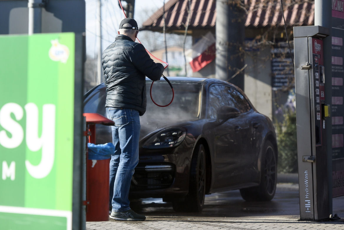 Tata wypucował Idze porsche